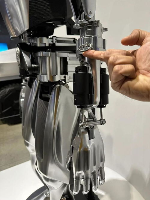 科力尔与特斯拉车展 从普通机械到智能出行的协同进化